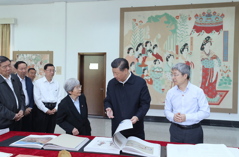 8月19日至22日，中共中央总书记、国家主席、中央军委主席习近平在甘肃考察。这是19日下午，习近平在敦煌研究院察看珍藏文物和学术成果展示，了解文物保护和研究、弘扬优秀历史文化情况。