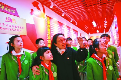 贵州省贵阳市云岩区芳草地国际学校学生在教师带领下在体验馆学习党史。新华社发